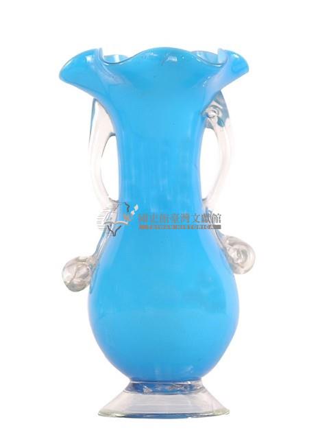 水藍色雙繫耳浮雕花卉紋細頸玻璃花瓶藏品圖，第3張