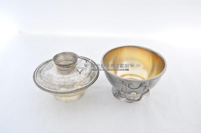 總督府徽紋雙繫環帶蓋銀碗三套組藏品圖，第3張