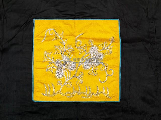 黑色無領黃框長擺戲服藏品圖，第3張