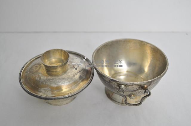 總督府徽紋雙繫環帶蓋銀碗三套組藏品圖，第3張