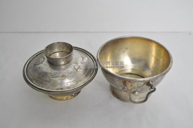 總督府徽紋雙繫環帶蓋銀碗三套組藏品圖，第3張