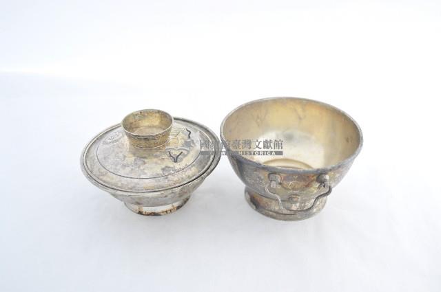 總督府徽紋雙繫環帶蓋銀碗三套組藏品圖，第3張