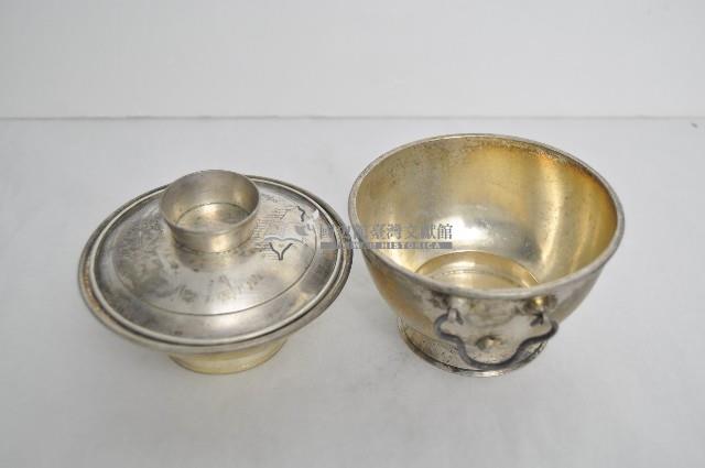 總督府徽紋雙繫環帶蓋銀碗三套組藏品圖，第3張