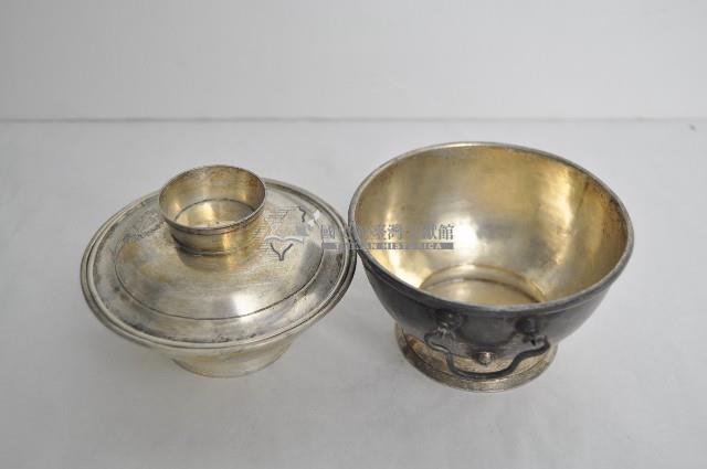 總督府徽紋雙繫環帶蓋銀碗三套組藏品圖，第3張
