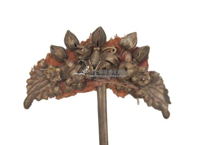 金屬製半月型雕花髮釵髮釵一對藏品圖，第3張