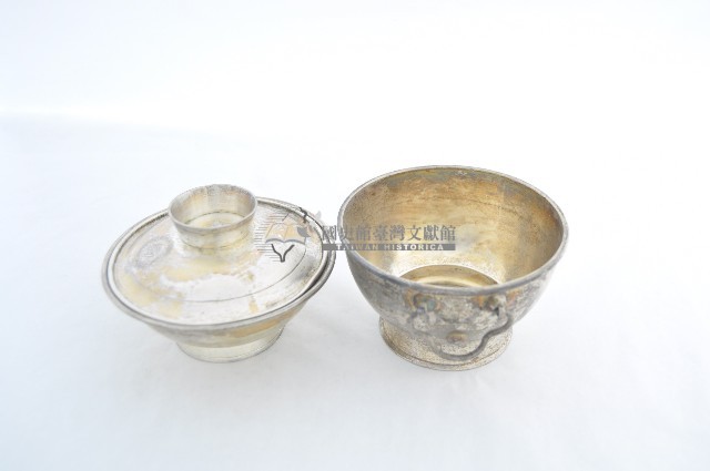 總督府徽紋雙繫環帶蓋銀碗三套組藏品圖，第3張