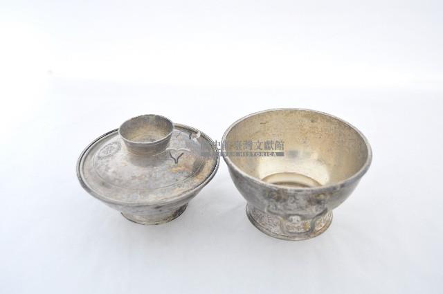 總督府徽紋雙繫環帶蓋銀碗三套組藏品圖，第3張
