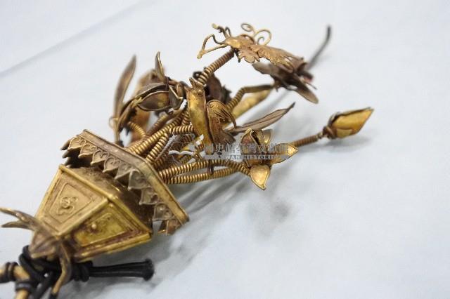 清代鳥蝶戲盆花之髮釵藏品圖，第3張