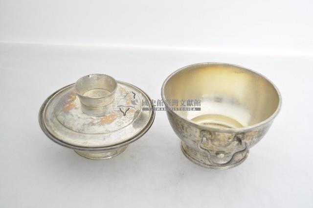 總督府徽紋雙繫環帶蓋銀碗三套組藏品圖，第3張