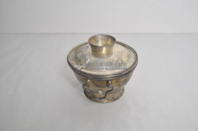 總督府徽紋雙繫環帶蓋銀碗三套組藏品圖，第3張