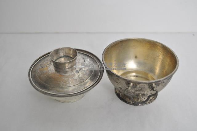 總督府徽紋雙繫環帶蓋銀碗三套組藏品圖，第3張