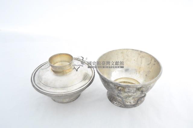 總督府徽紋雙繫環帶蓋銀碗三套組藏品圖，第3張