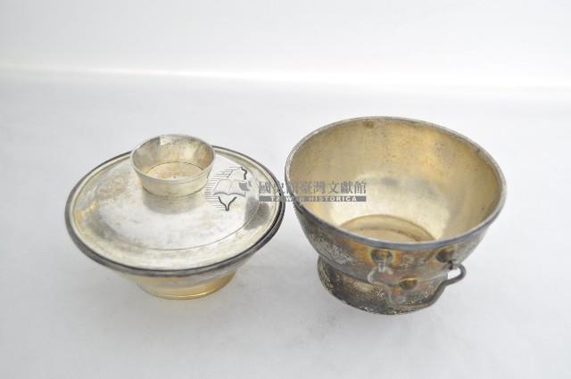總督府徽紋雙繫環帶蓋銀碗三套組藏品圖，第3張