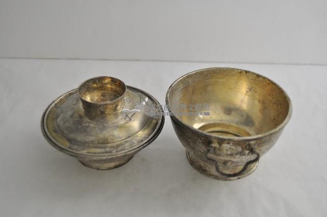 總督府徽紋雙繫環帶蓋銀碗三套組藏品圖，第3張