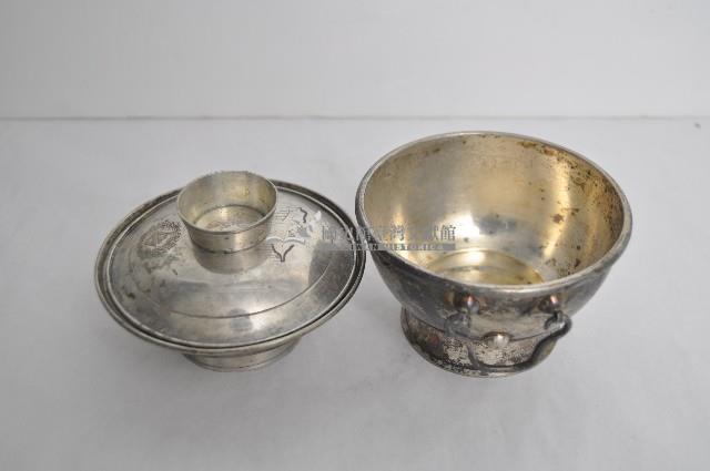總督府徽紋雙繫環帶蓋銀碗三套組藏品圖，第3張