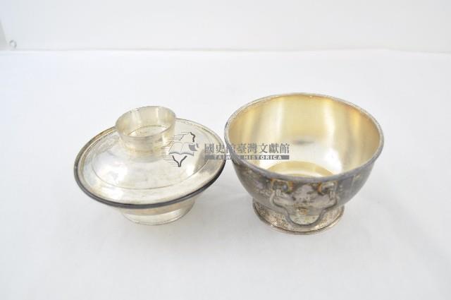 總督府徽紋雙繫環帶蓋銀碗三套組藏品圖，第3張
