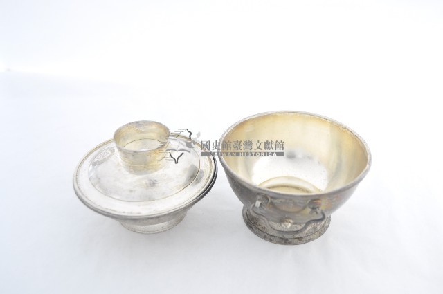 總督府徽紋雙繫環帶蓋銀碗三套組藏品圖，第3張