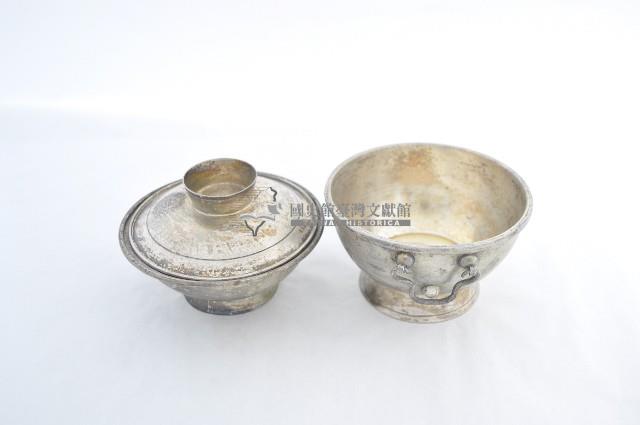 總督府徽紋雙繫環帶蓋銀碗三套組藏品圖，第3張