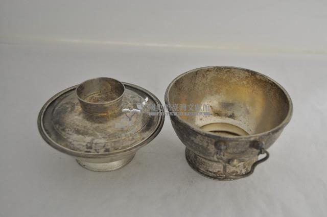 總督府徽紋雙繫環帶蓋銀碗三套組藏品圖，第3張