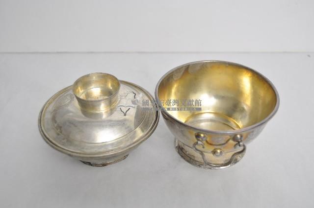 總督府徽紋雙繫環帶蓋銀碗三套組藏品圖，第3張