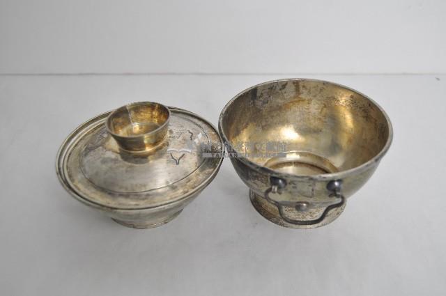 總督府徽紋雙繫環帶蓋銀碗三套組藏品圖，第3張