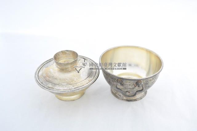 總督府徽紋雙繫環帶蓋銀碗三套組藏品圖，第3張