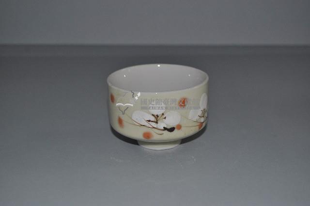 鵝黃地彩繪折枝梅花紋寬口杯藏品圖，第1張