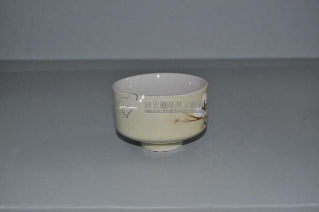 鵝黃地彩繪折枝梅花紋寬口杯藏品圖，第1張