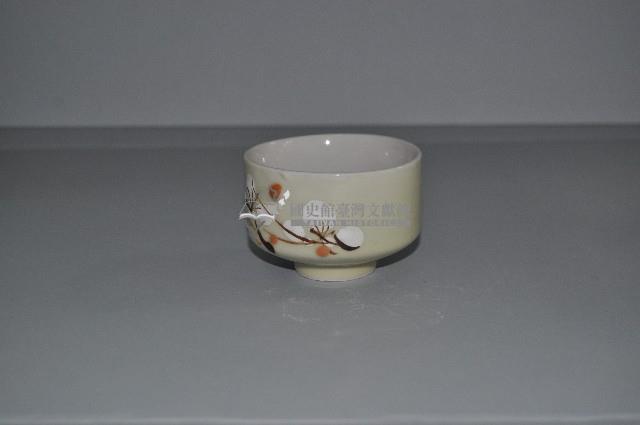 鵝黃地彩繪折枝梅花紋寬口杯藏品圖，第1張