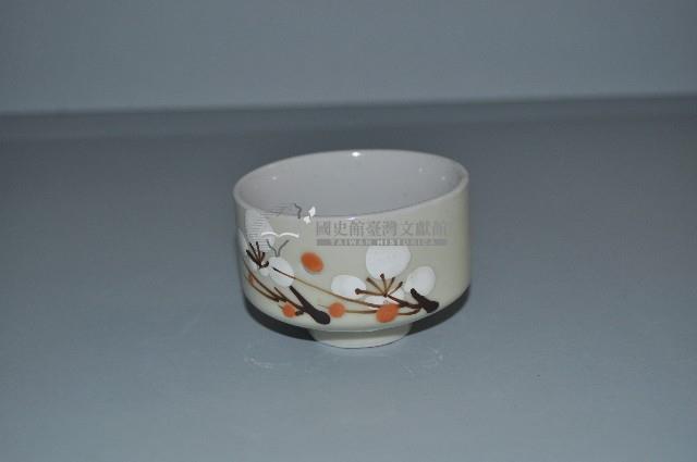 鵝黃地彩繪折枝梅花紋寬口杯藏品圖，第1張