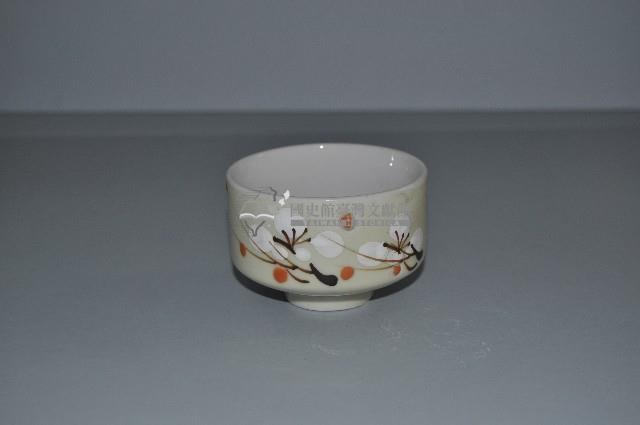 鵝黃地彩繪折枝梅花紋寬口杯藏品圖，第1張