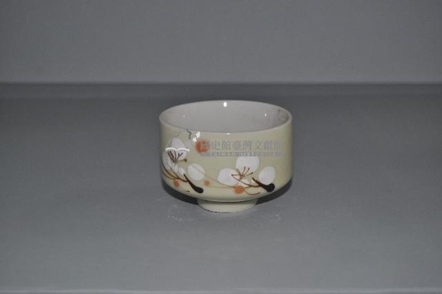 鵝黃地彩繪折枝梅花紋寬口杯藏品圖，第1張