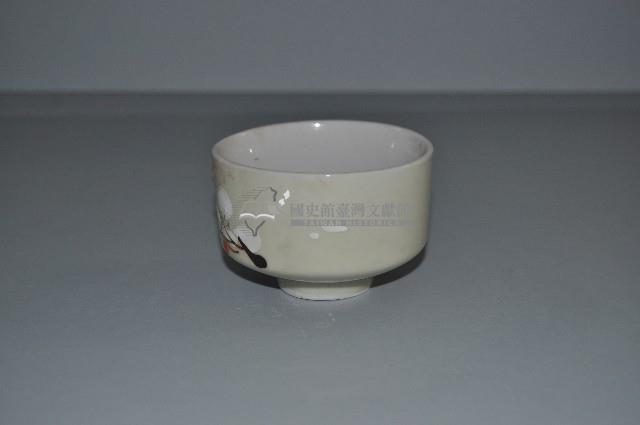 鵝黃地彩繪折枝梅花紋寬口杯藏品圖，第1張