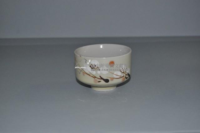 鵝黃地彩繪折枝梅花紋寬口杯藏品圖，第1張