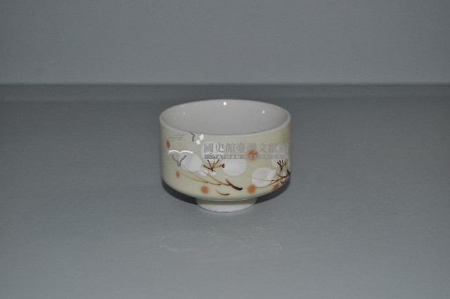 鵝黃地彩繪折枝梅花紋寬口杯藏品圖，第1張