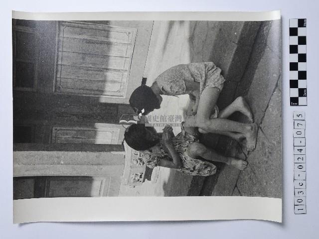 黃則修攝女童合影照藏品圖，第1張