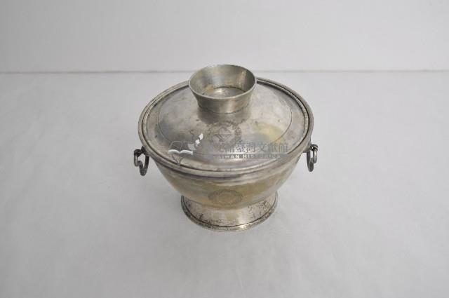 總督府徽紋雙繫環帶蓋銀碗三套組藏品圖，第1張