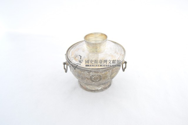 總督府徽紋雙繫環帶蓋銀碗三套組藏品圖，第1張