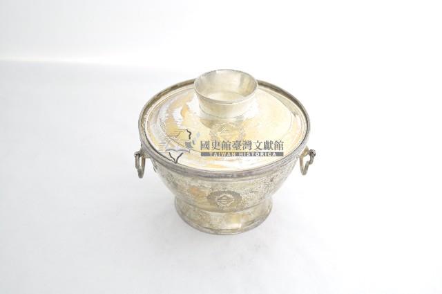 總督府徽紋雙繫環帶蓋銀碗三套組藏品圖，第1張