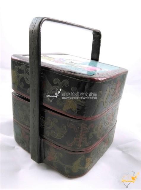 提梁彩繪麻姑獻瑞紋帶蓋方形漆器雙層盒藏品圖，第1張