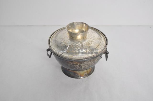 總督府徽紋雙繫環帶蓋銀碗三套組藏品圖，第1張