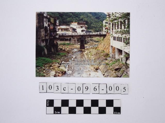 黃則修攝溪流與家屋藏品圖，第1張