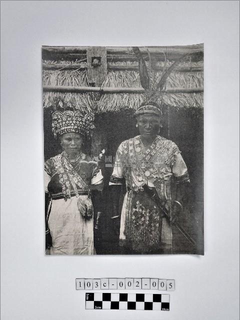 黃則修攝原住民男女合影照藏品圖，第1張