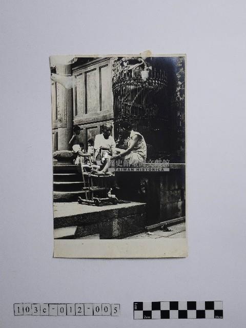 黃則修攝廟前的人群藏品圖，第1張