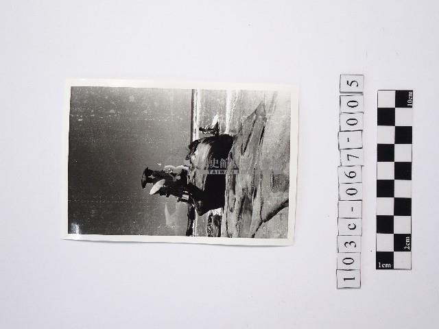 黃則修攝站立於岩石上的人1藏品圖，第1張