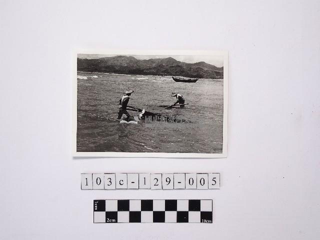 黃則修攝兩名戴著斗笠的人藏品圖，第1張