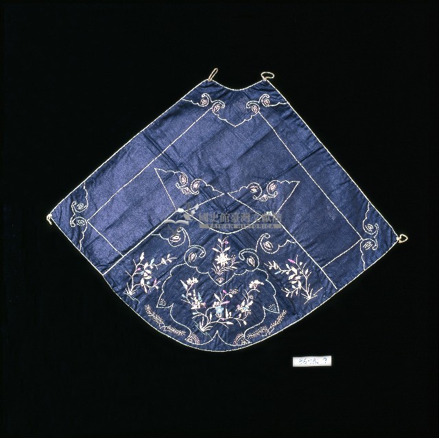 深藍色花草刺繡肚兜藏品圖，第1張