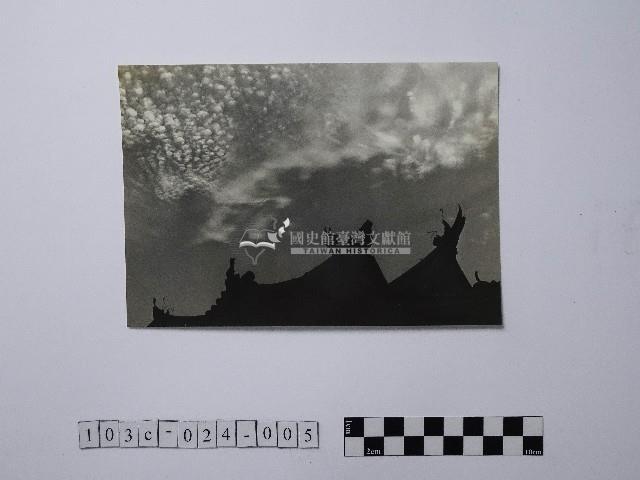 黃則修攝屋頂剪影與天空藏品圖，第1張