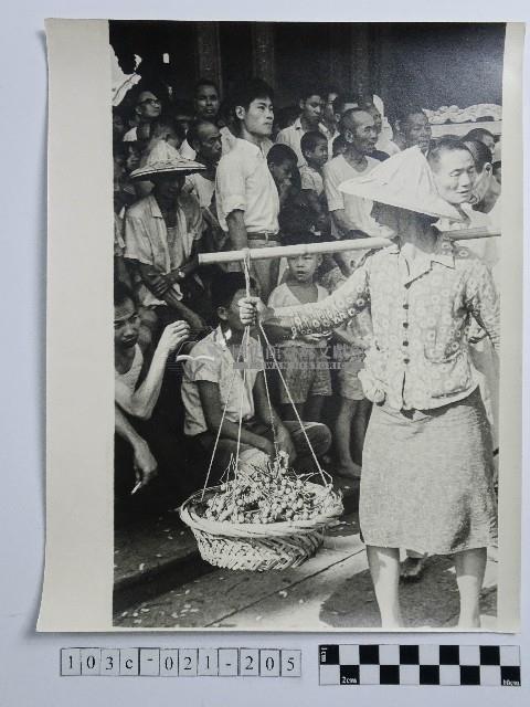 黃則修攝女子藏品圖，第1張