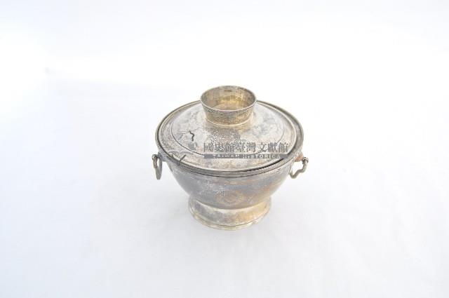 總督府徽紋雙繫環帶蓋銀碗三套組藏品圖，第1張